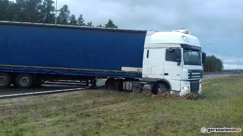 4/5 Kierowca ciężarówki wjechał pod prąd na S3