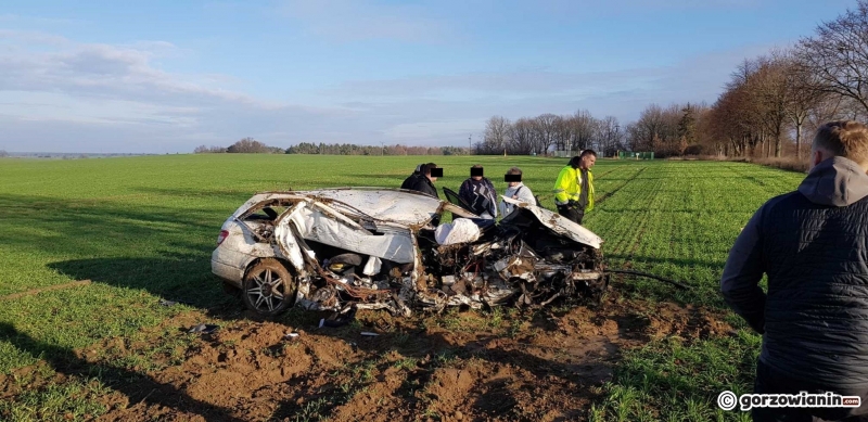 3/4 Kierowca mercedesa uderzył w drzewo