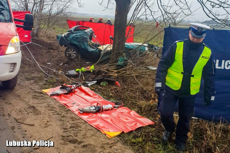 2/4 Volkswagen uderzył w drzewo