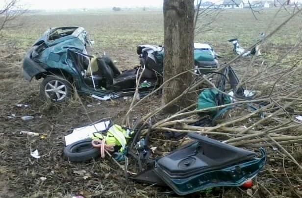 4/4 Volkswagen uderzył w drzewo