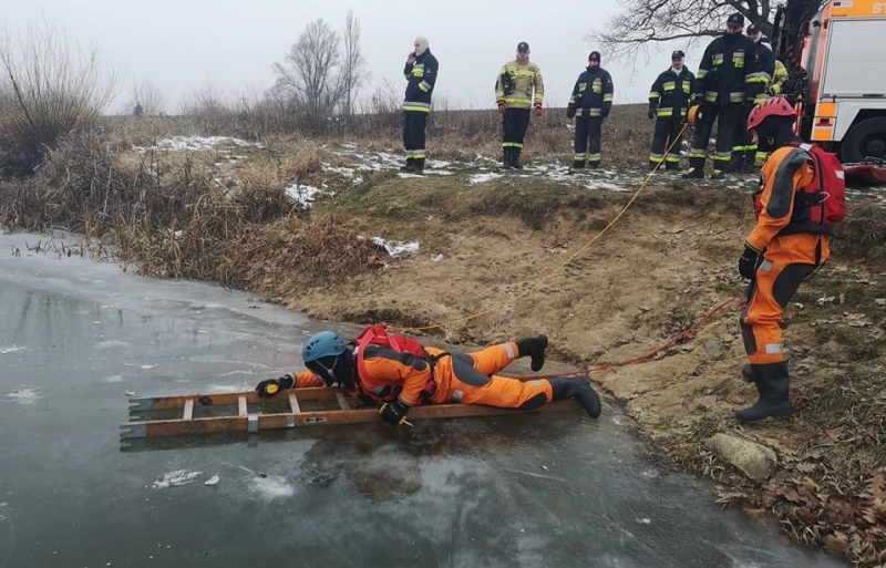 2/8 Ćwiczenia strażaków na lodzie