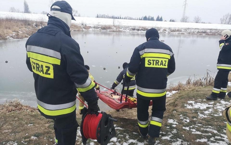 4/8 Ćwiczenia strażaków na lodzie