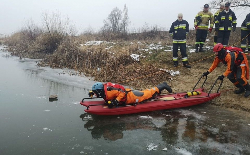 5/8 Ćwiczenia strażaków na lodzie