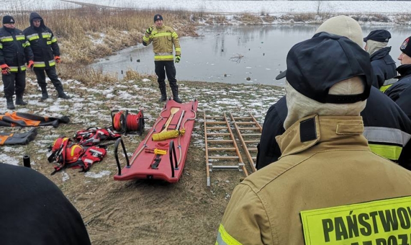 6/8 Ćwiczenia strażaków na lodzie