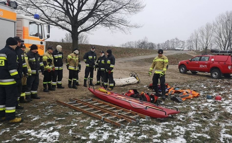 7/8 Ćwiczenia strażaków na lodzie