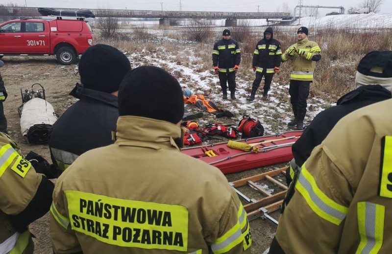 8/8 Ćwiczenia strażaków na lodzie