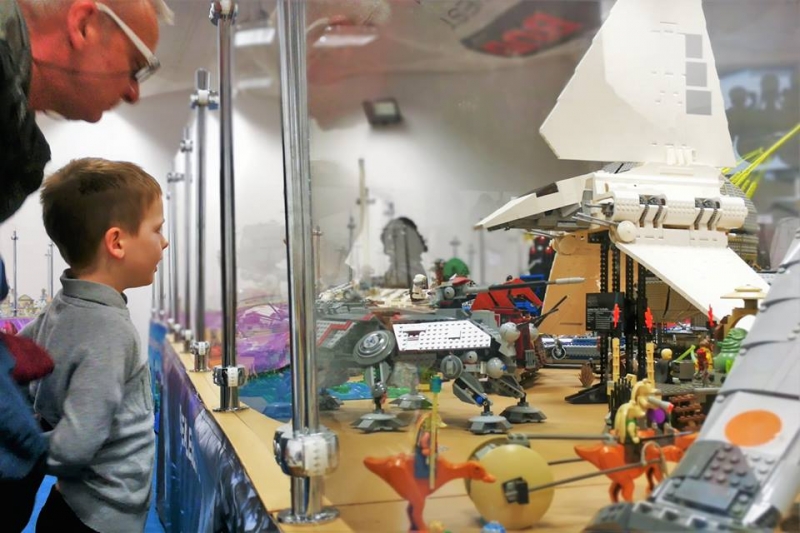 16/17 Wystawa budowli z klocków lego