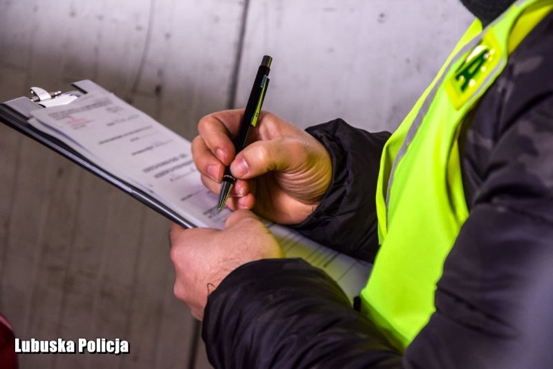 1/9 Policjanci zlikwidowali dziuplę samochodową.