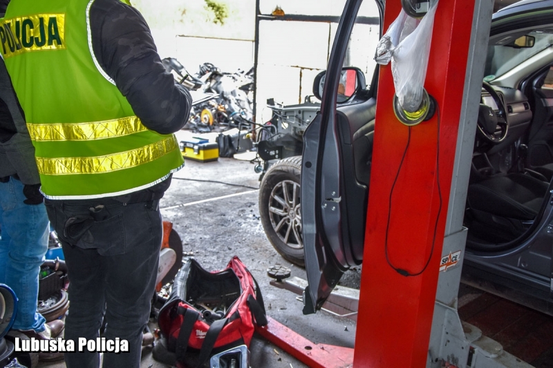 2/9 Policjanci zlikwidowali dziuplę samochodową.