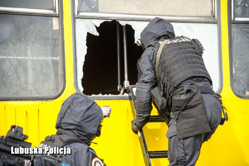 7/16 Akcja antyterrorystów w MZK