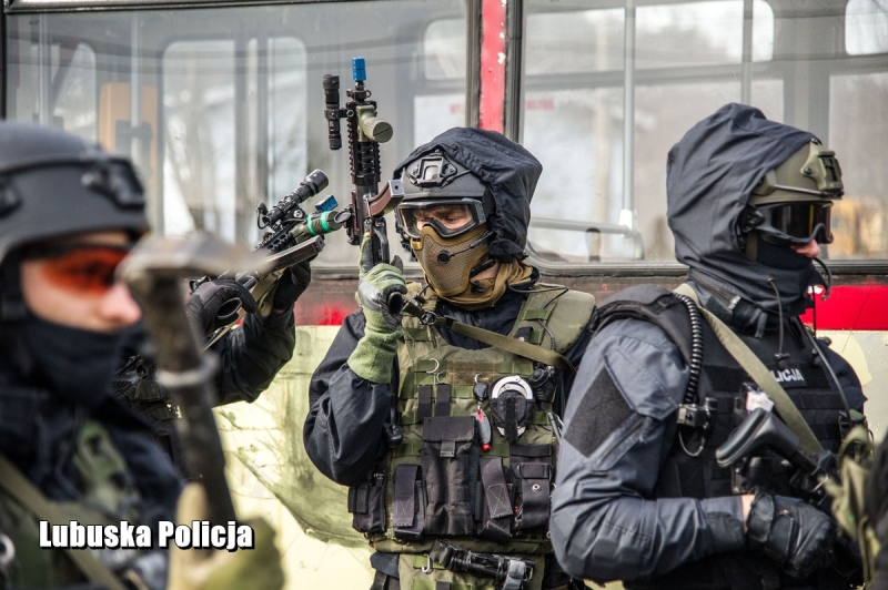 8/16 Akcja antyterrorystów w MZK