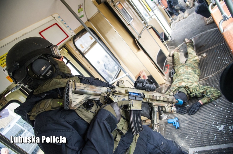 13/16 Akcja antyterrorystów w MZK