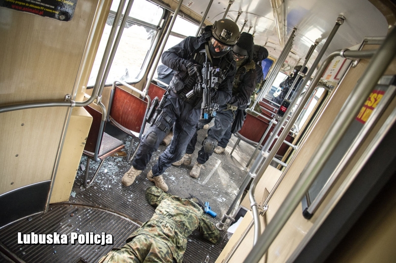 14/16 Akcja antyterrorystów w MZK