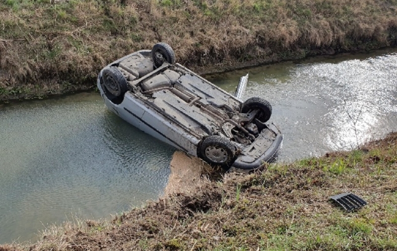 2/6 Auto wylądowało w kanale