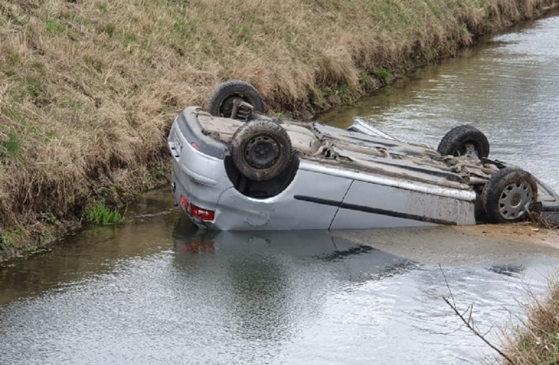 4/6 Auto wylądowało w kanale