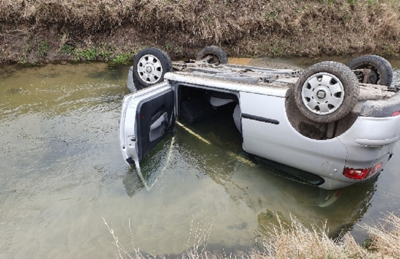 5/6 Auto wylądowało w kanale
