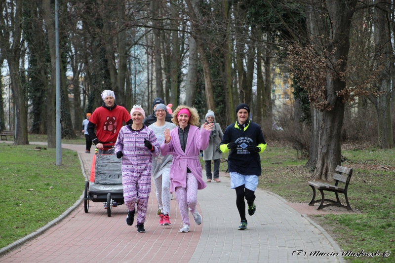 3/35 W piżamach biegali po parku