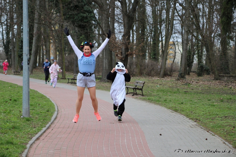 4/35 W piżamach biegali po parku