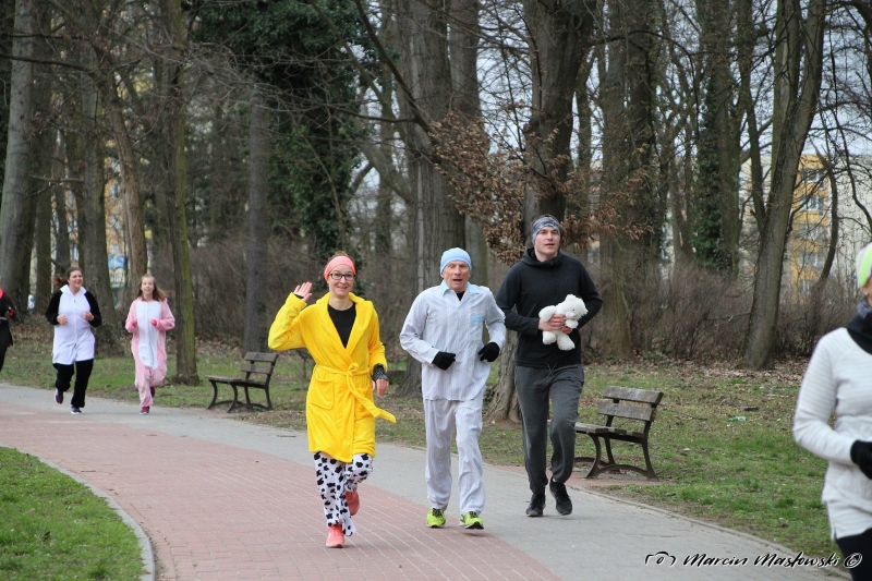 5/35 W piżamach biegali po parku