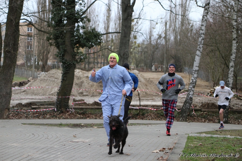 6/35 W piżamach biegali po parku