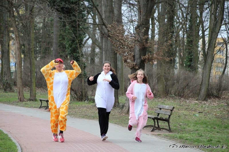 7/35 W piżamach biegali po parku
