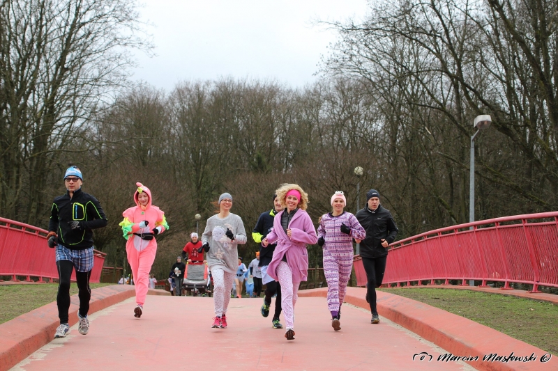 8/35 W piżamach biegali po parku