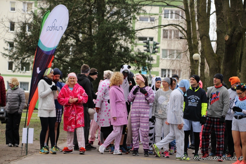 9/35 W piżamach biegali po parku