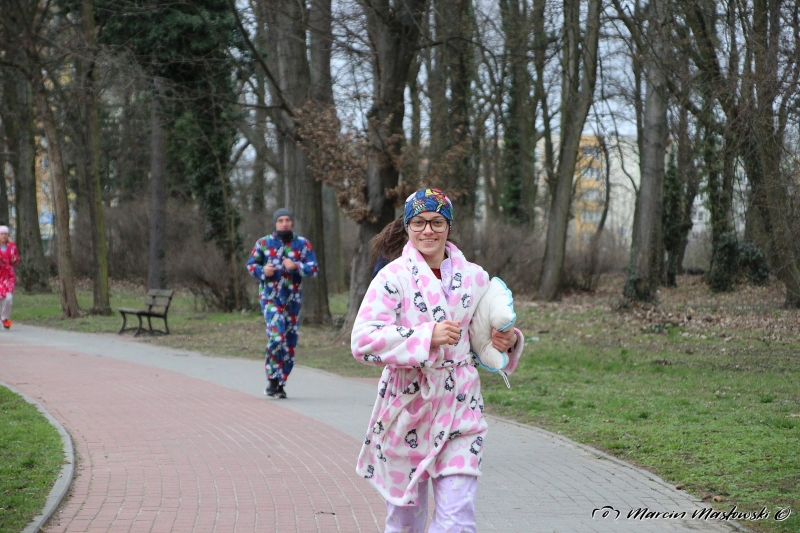 10/35 W piżamach biegali po parku