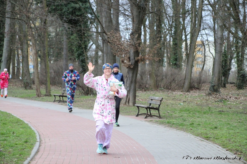 11/35 W piżamach biegali po parku