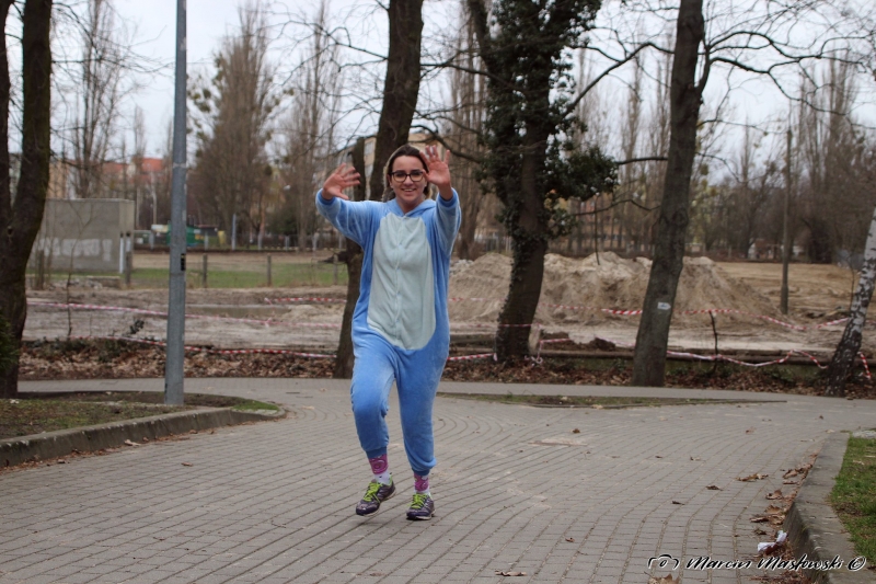 12/35 W piżamach biegali po parku