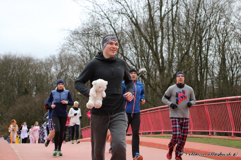 13/35 W piżamach biegali po parku