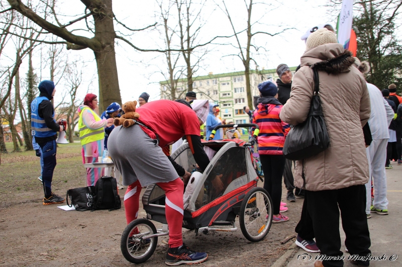 14/35 W piżamach biegali po parku