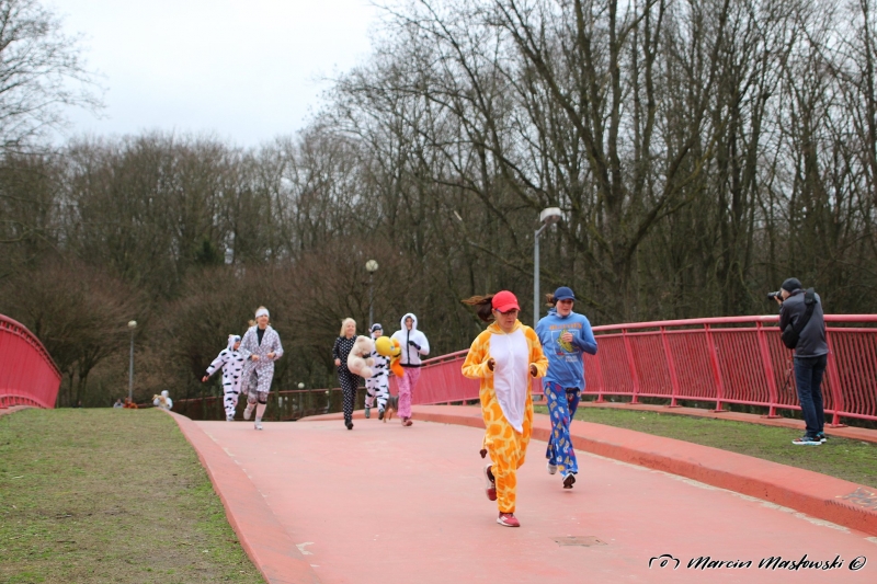 15/35 W piżamach biegali po parku