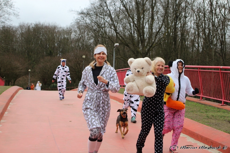 16/35 W piżamach biegali po parku