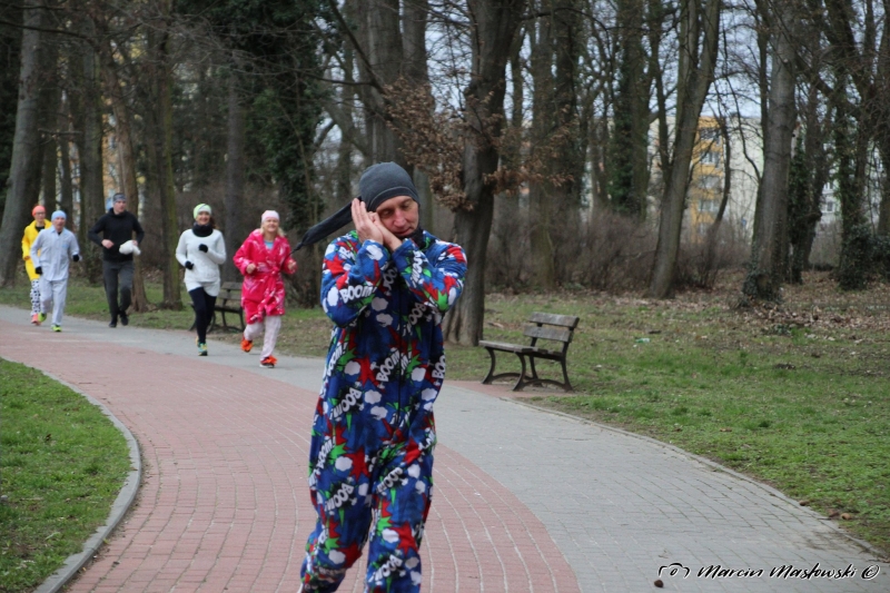 17/35 W piżamach biegali po parku