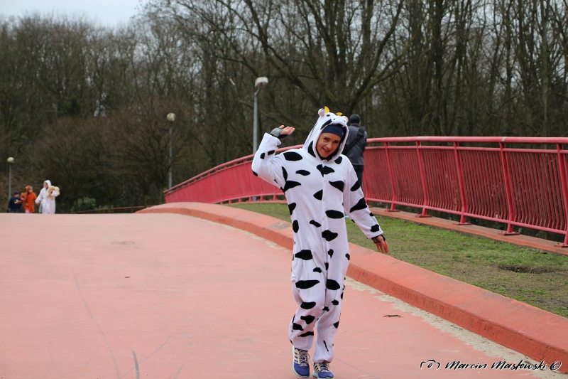 18/35 W piżamach biegali po parku