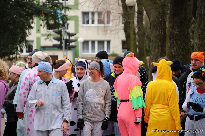 19/35 W piżamach biegali po parku