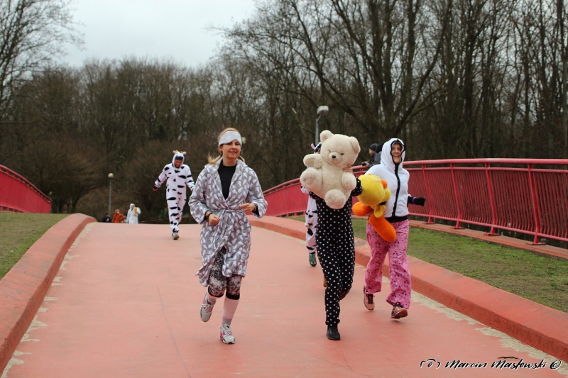 20/35 W piżamach biegali po parku