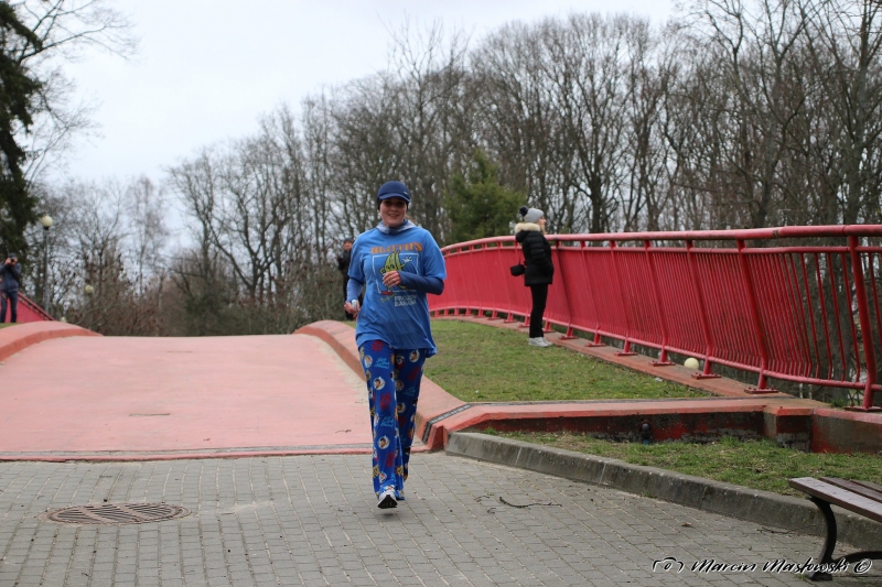 21/35 W piżamach biegali po parku