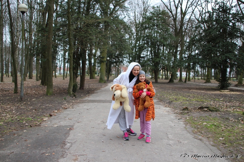 22/35 W piżamach biegali po parku