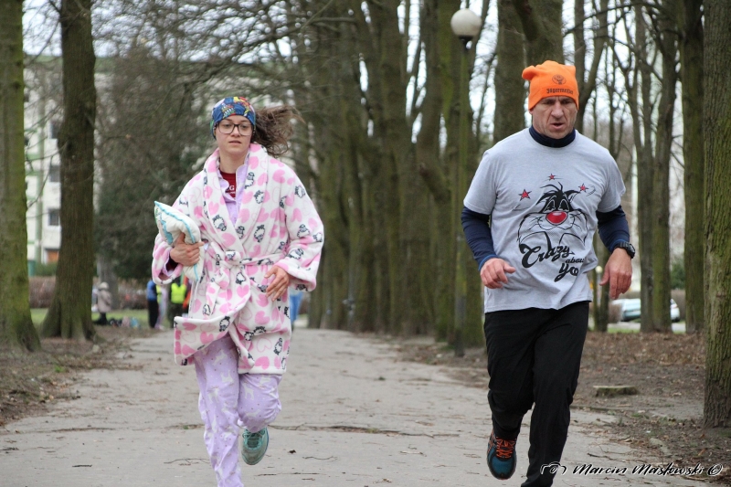 23/35 W piżamach biegali po parku