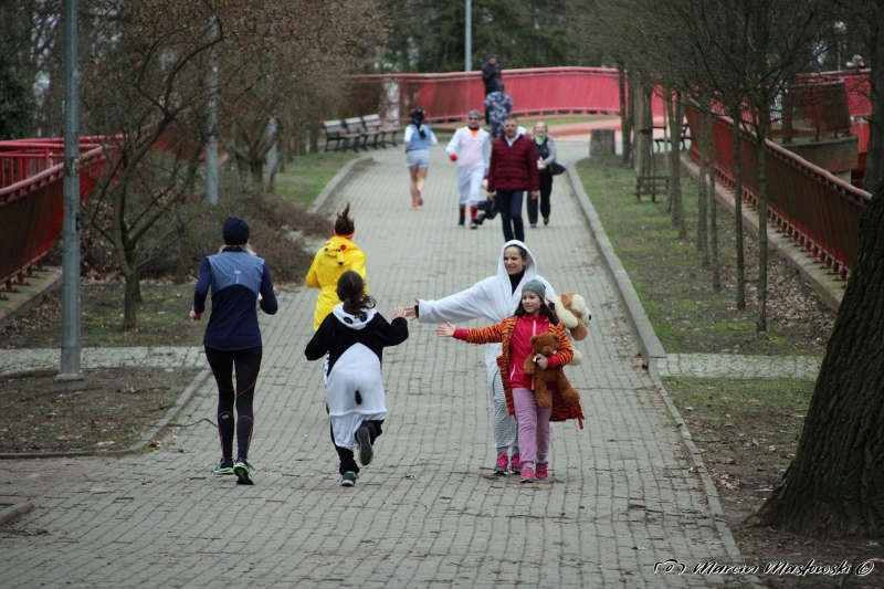 25/35 W piżamach biegali po parku