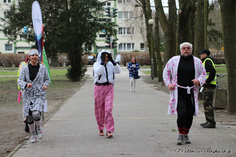 27/35 W piżamach biegali po parku