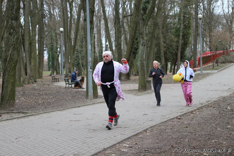 28/35 W piżamach biegali po parku