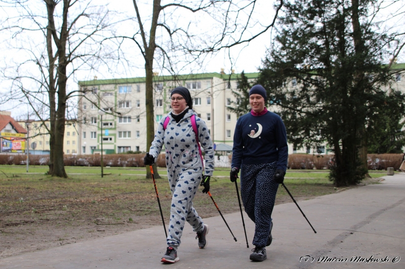 29/35 W piżamach biegali po parku