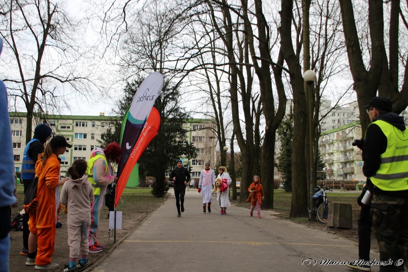 30/35 W piżamach biegali po parku