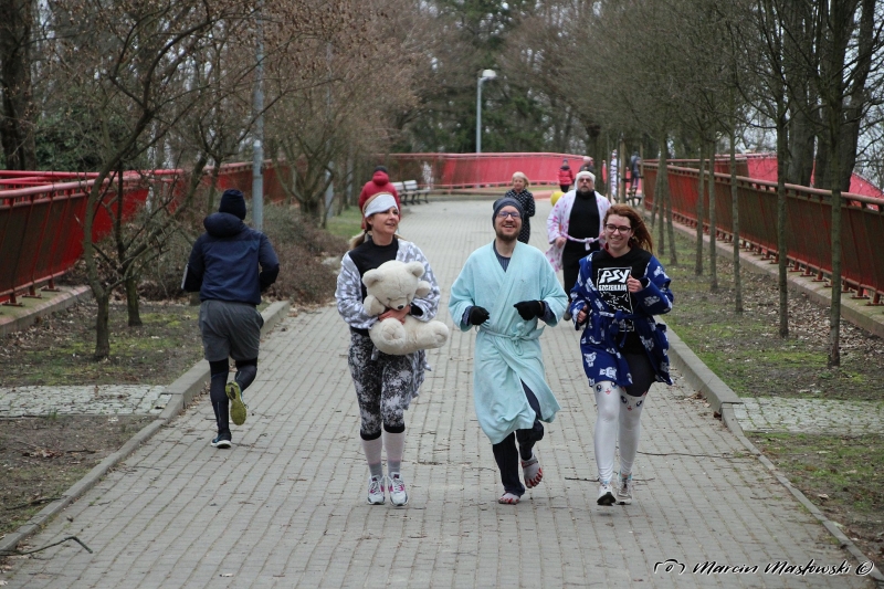 31/35 W piżamach biegali po parku