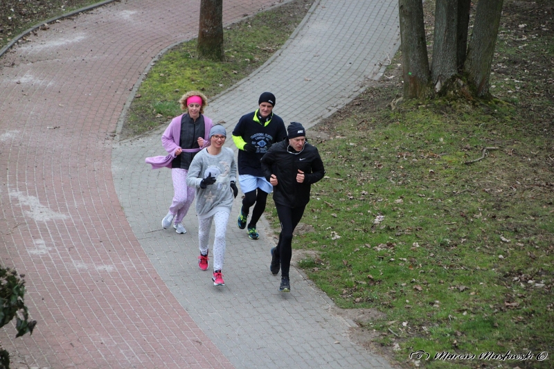 32/35 W piżamach biegali po parku