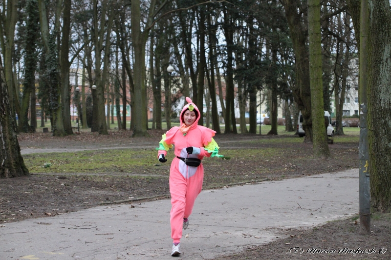 33/35 W piżamach biegali po parku