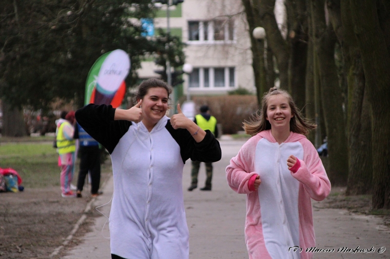 34/35 W piżamach biegali po parku